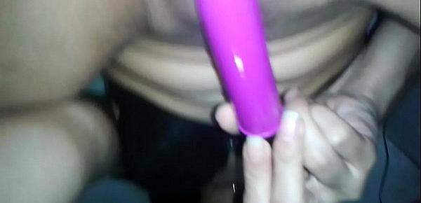  Hermosa venezolana metiéndose juguete en el culo y en la vagina